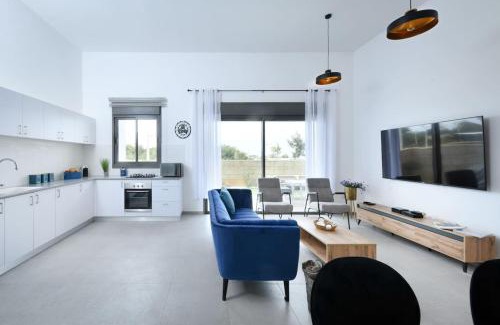Nahariya Apartamento | Stylish Coastal Oasis by Sea N' Rent