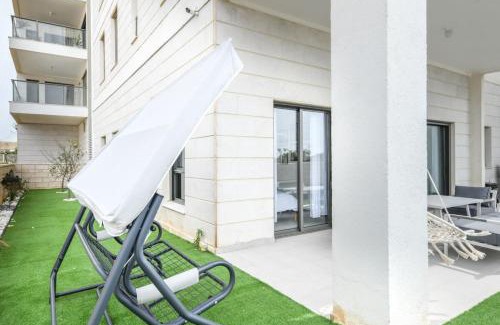 Nahariya Apartamento | Stylish Coastal Oasis by Sea N' Rent