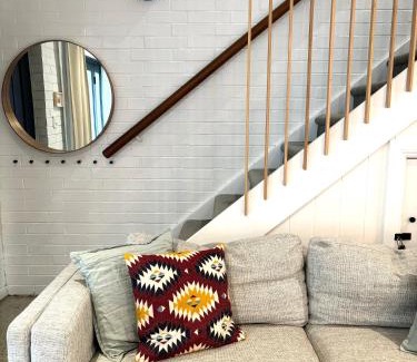 Kensington Apartamento | Stylish, comfortable and pet friendly home in the heart of Kensington