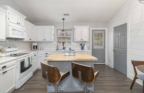 Durham Casa | Stylish & Comfortable Bungalow * Mins to Duke, UNC, RDU & Downtown*