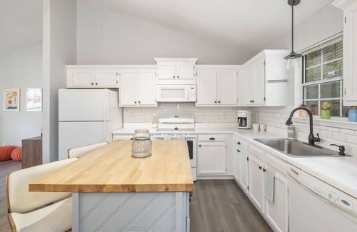Durham Casa | Stylish & Comfortable Bungalow * Mins to Duke, UNC, RDU & Downtown*