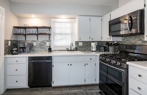 East Raleigh Casa | Stylish & Comfy ~ 5★ Location near Downtown ~ Backyard ~ Updated