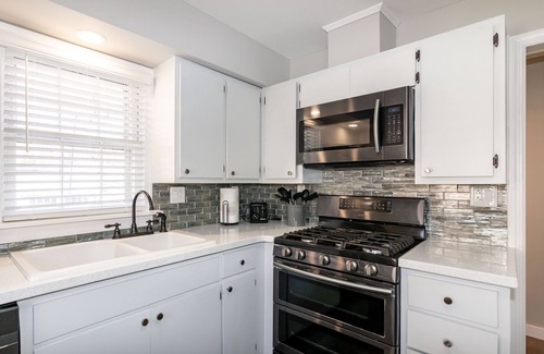 East Raleigh Casa | Stylish & Comfy ~ 5★ Location near Downtown ~ Backyard ~ Updated