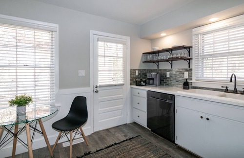 East Raleigh Casa | Stylish & Comfy ~ 5★ Location near Downtown ~ Backyard ~ Updated
