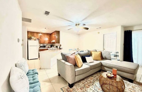 Tallahassee Casa | Stylish & Comfy Private Bedroom in Townhouse
