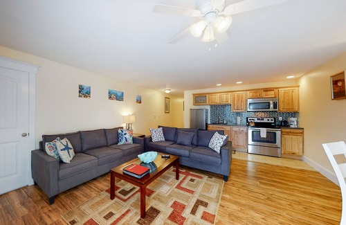 Edgecomb Condominio | Stylish Condo at Sheepscot Harbor Resort w/Free WiFi, River Views, & Balcony