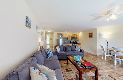 Edgecomb Condominio | Stylish Condo at Sheepscot Harbor Resort w/Free WiFi, River Views, & Balcony