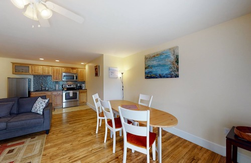 Edgecomb Condominio | Stylish Condo at Sheepscot Harbor Resort w/Free WiFi, River Views, & Balcony