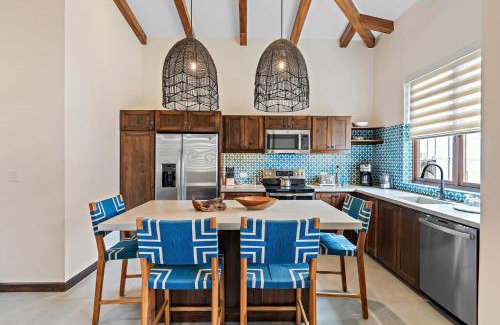 Las Catalinas Apartamento | Stylish Condo in the Heart of Las Catalinas with Vibrant Design & Exclusive Beach Club Access
