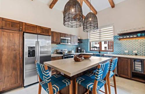 Las Catalinas Apartamento | Stylish Condo in the Heart of Las Catalinas with Vibrant Design & Exclusive Beach Club Access
