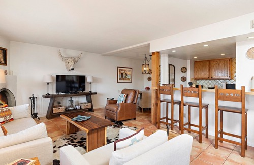 Northeast Santa Fe Hotel | Stylish Condo Near Plaza - Wood Fireplace, Pool Access, Full Kitchen