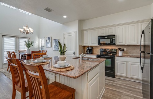 New Braunfels Condominio | Stylish Condo on Golf Course, King Suite, Pool