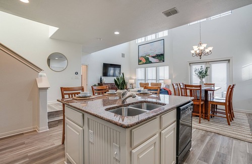 New Braunfels Condominio | Stylish Condo on Golf Course, King Suite, Pool