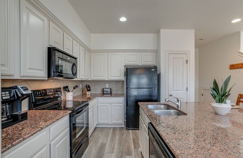 New Braunfels Condominio | Stylish Condo on Golf Course, King Suite, Pool