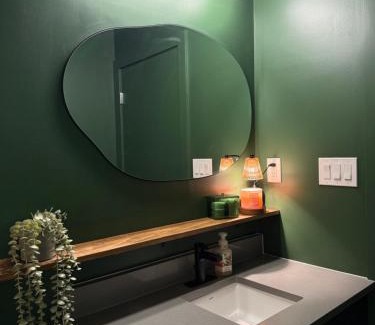 East Village Apartamento | Stylish Condo, Riverview, Downtown East Village, Mins to Stampede, Saddledome