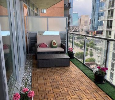 East Village Apartamento | Stylish Condo, Riverview, Downtown East Village, Mins to Stampede, Saddledome