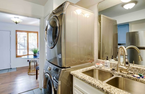 Knox - Henderson Condominio | Stylish Condo w/ Pool in Knox Henderson!