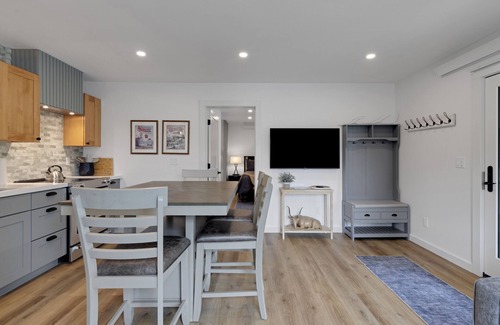 Moose Wilson Road Condominio | Stylish condo with balcony, washer / dryer, WIFI, mountain views, steps to shops