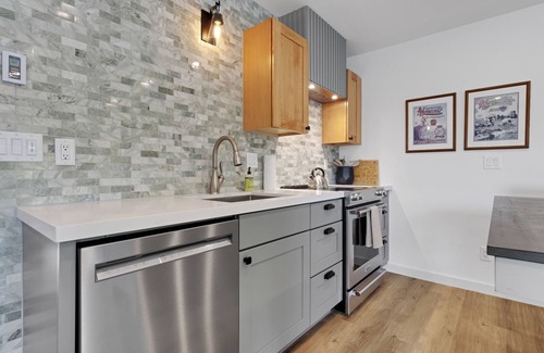 Moose Wilson Road Condominio | Stylish condo with balcony, washer / dryer, WIFI, mountain views, steps to shops