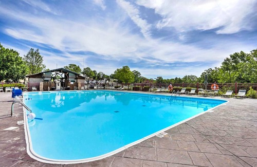 Branson Apartamento | Stylish Condo with Peaceful Views about 3 Miles to Dtwn!
