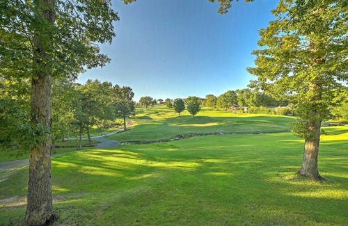 Branson Apartamento | Stylish Condo with Peaceful Views about 3 Miles to Dtwn!
