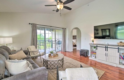 Branson Apartamento | Stylish Condo with Peaceful Views about 3 Miles to Dtwn!
