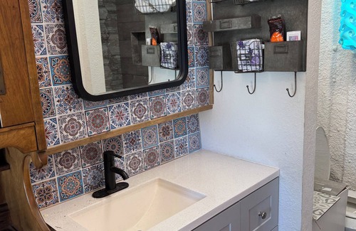 Azle Casa | Stylish Container Home Getaway