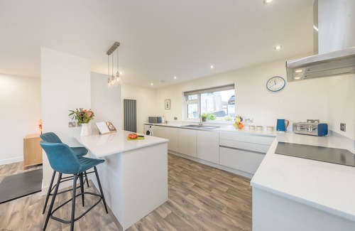 Criccieth Cabaña | Stylish Contemporary Bungalow with Far-Reaching Sea Views | Yr-Awel