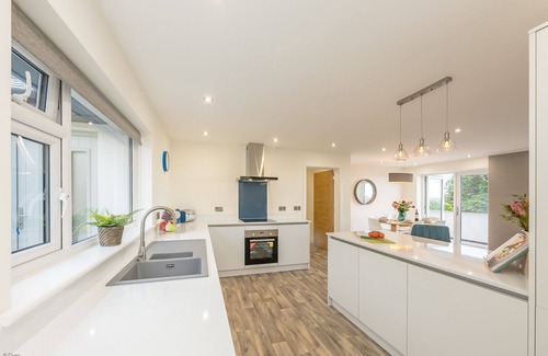 Criccieth Cabaña | Stylish Contemporary Bungalow with Far-Reaching Sea Views | Yr-Awel