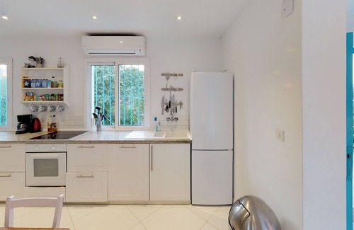 Almayate Bajo Casa | Elegante apartamento Cortijo + con jardín y piscina, a pie en el pueblo y en la playa.