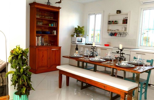 Almayate Bajo Casa | Elegante apartamento Cortijo + con jardín y piscina, a pie en el pueblo y en la playa.