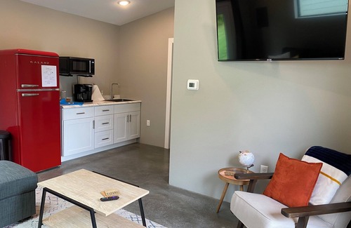 Mount Vernon Cabaña | Stylish Cottage located in downtown Mount Vernon!