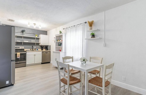 Poiciana Park II Cabaña | Stylish Cottage Near Beach, Downtown, and Airport