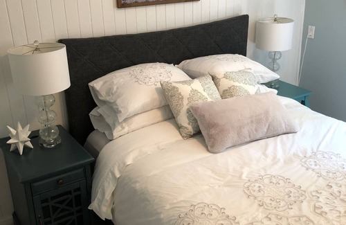 North Saanich Casa | Creekside Cottage. Ferry / Aeropuerto / Lochside Trail