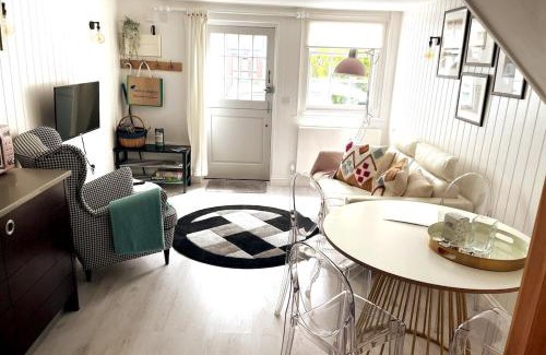 New Forest District Casa | Stylish Cottage with Quay and River View