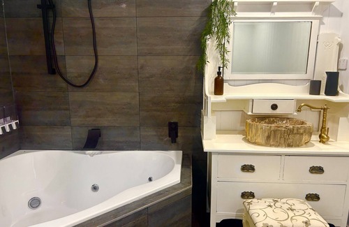Wisemans Ferry Casa | Stylish country guesthouse escape one hour from Sydney