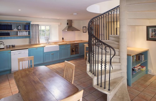 Penicuik Otro | Stylish country cottage near Edinburgh with wood-fired sauna. Pet friendly.