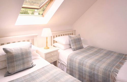 Penicuik Otro | Stylish country cottage near Edinburgh with wood-fired sauna. Pet friendly.