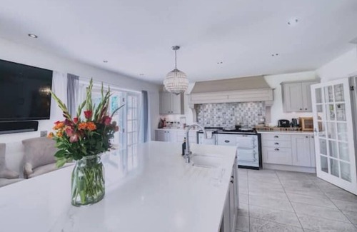 Earls Barton Casa | Stylish Country House with Spa – Sleeps 10