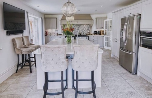 Earls Barton Casa | Stylish Country House with Spa – Sleeps 10