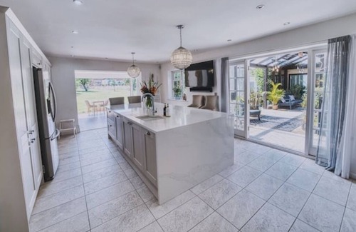 Earls Barton Casa | Stylish Country House with Spa – Sleeps 10