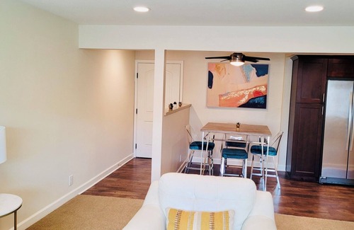 Thousand Oaks Apartamento | Stylish & Cozy 1BR Retreat Perfect for Work & Travel Prime Location!