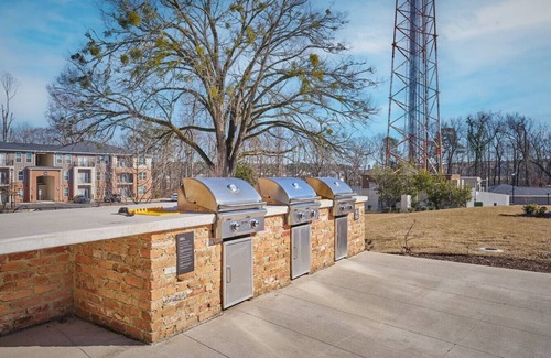 Clayton Apartamento | Stylish, Cozy 2BD Apt Near DT Clayton | Pool | Gym