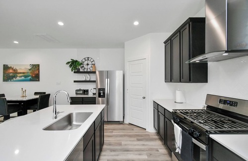 Southeast Houston Casa | Stylish & Cozy 4 Beds - Near Downtown W/ Backyard