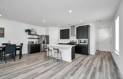 Southeast Houston Casa | Stylish & Cozy 4 Beds - Near Downtown W/ Backyard