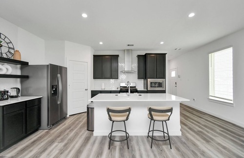 Southeast Houston Casa | Stylish & Cozy 4 Beds - Near Downtown W/ Backyard