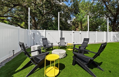 Oakford Park Casa | Stylish & Cozy Family Gem ~ 5 Star Location ~ Backyard