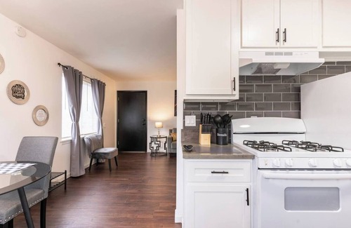 Florissant Apartamento | Stylish & Cozy: Fully Furnished Long-Term Rental in Florissant, MO
