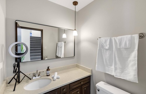 Downers Grove Casa | Stylish Cozy Getaway With Fireplace! + Foosball - Downers Grove