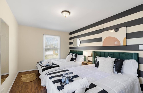 Downers Grove Casa | Stylish Cozy Getaway With Fireplace! + Foosball - Downers Grove